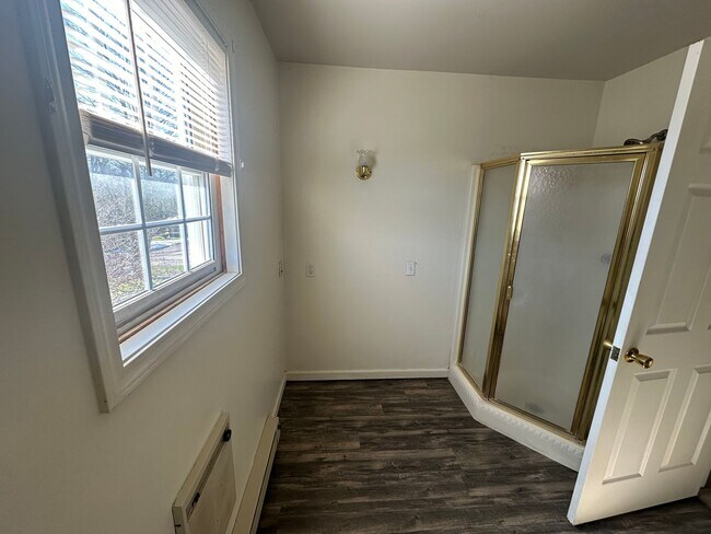 Building Photo - Spacious Three Bedroom Home with Central Air