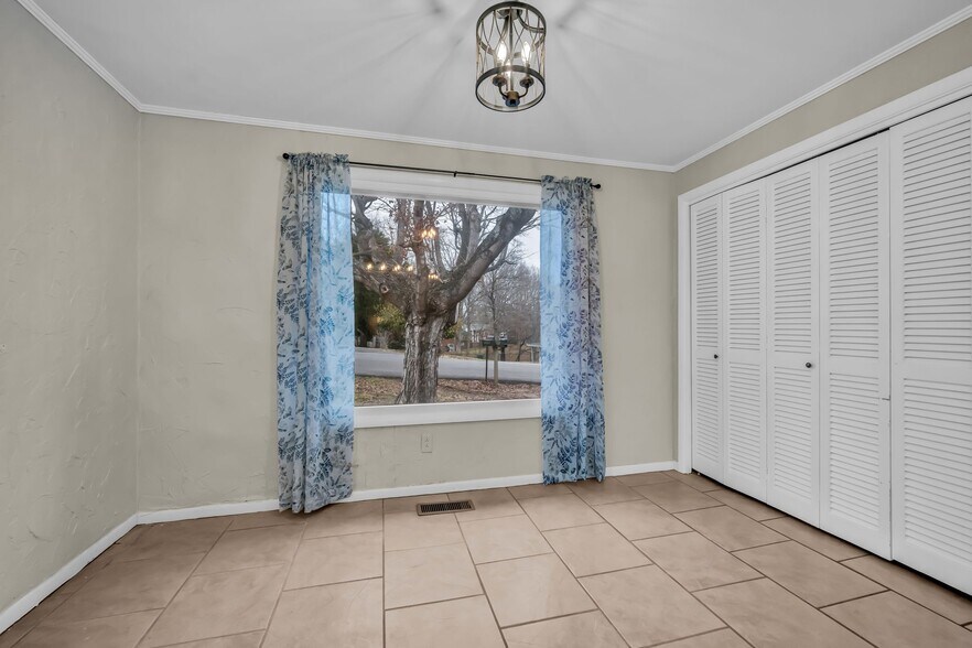 Building Photo - 205 W Lake Dr