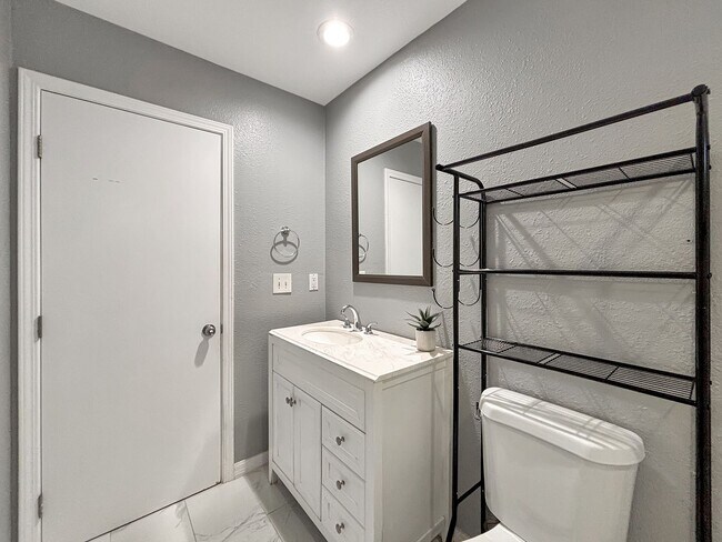 Building Photo - Charming 2BD/1BA Detached Condo in Univers...