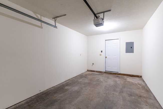 Building Photo - 4919 W Millbrook Dr