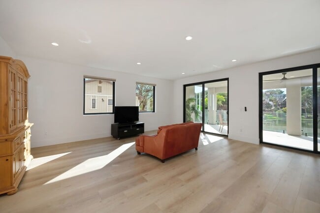 Building Photo - Waterfront 4 bed 4 bath 3,887 sq. ft.