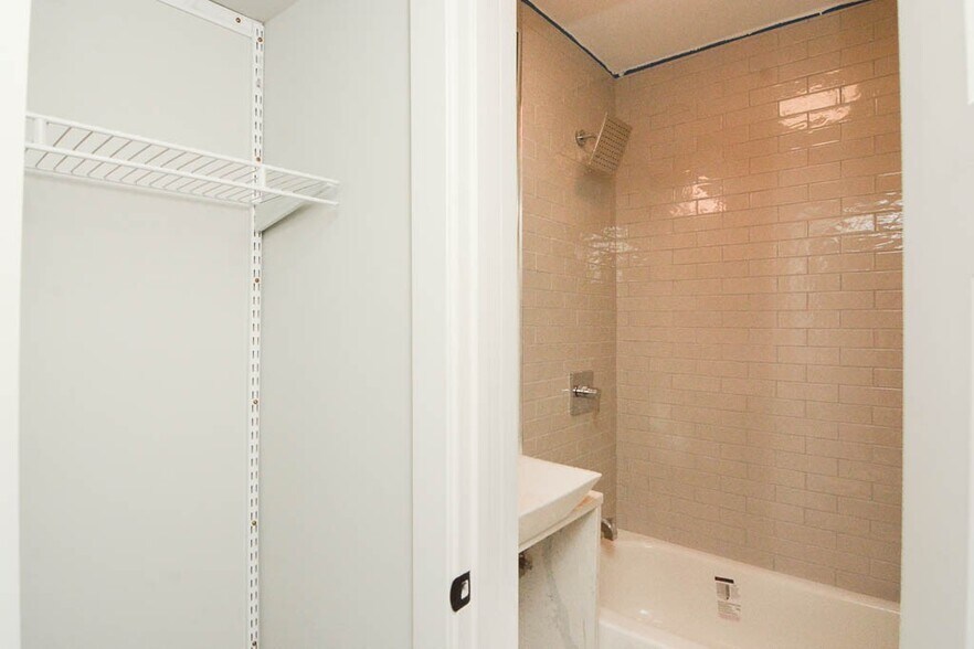 Building Photo - 533 W Belmont Ave