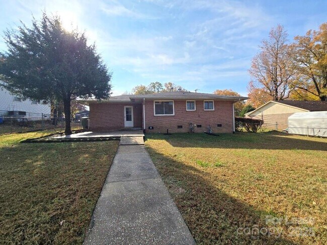 Building Photo - 910 Holly Dr