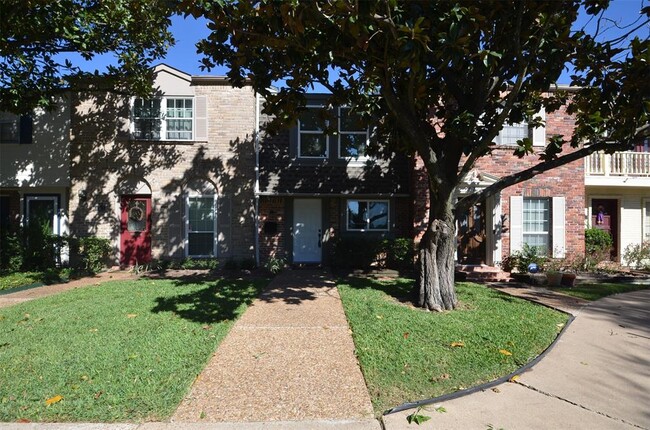 Building Photo - 6310 Chevy Chase Dr