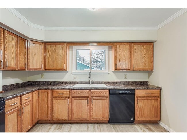 Building Photo - 475 Lawson Ave W