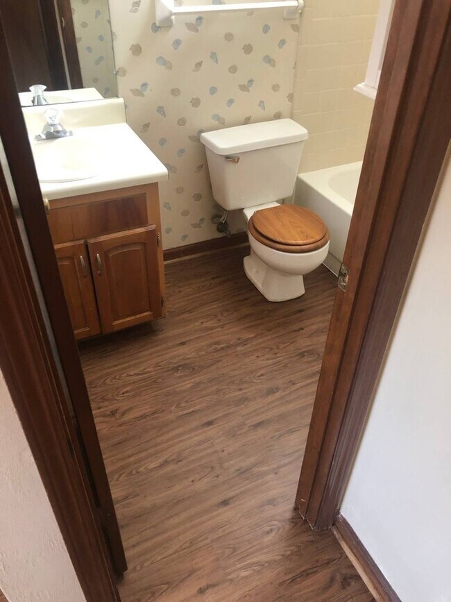Building Photo - Recently Updated 2 Bedroom x 2 Bathroom w/...