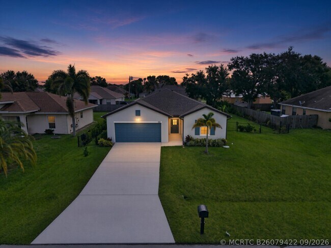 Building Photo - 226 SW Milburn Cir