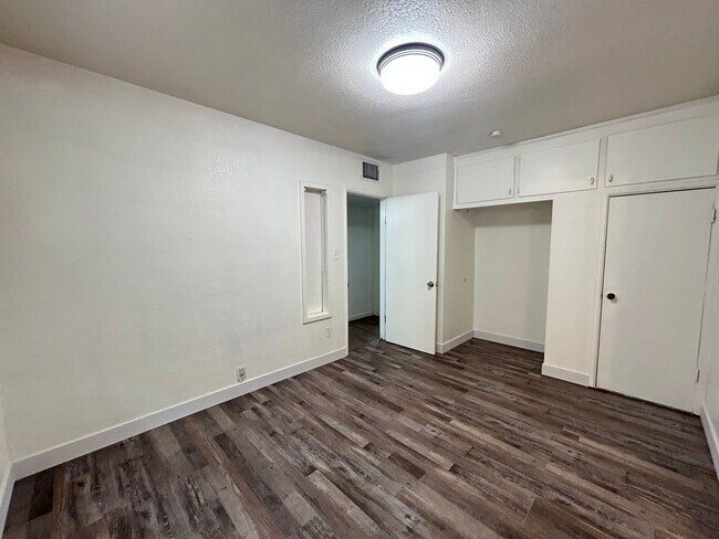 Building Photo - No Hoa! Single Story House with 4 Bedrooms 2 Bathrooms!