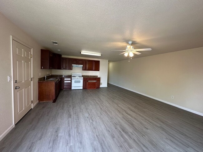 Building Photo - Updated Duplex Unit Move-In Ready
