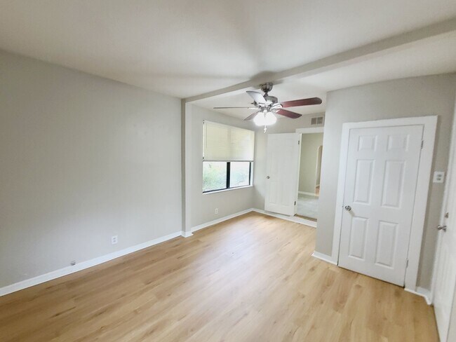 Building Photo - Three Bedroom One Bathroom Cottage in Palmetto Park, St. Petersburg