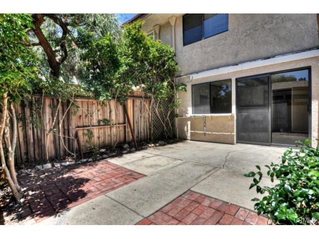 Building Photo - Live by the Lakeside -  Upgraded Spacious TOWNHOME in Lakeside Park