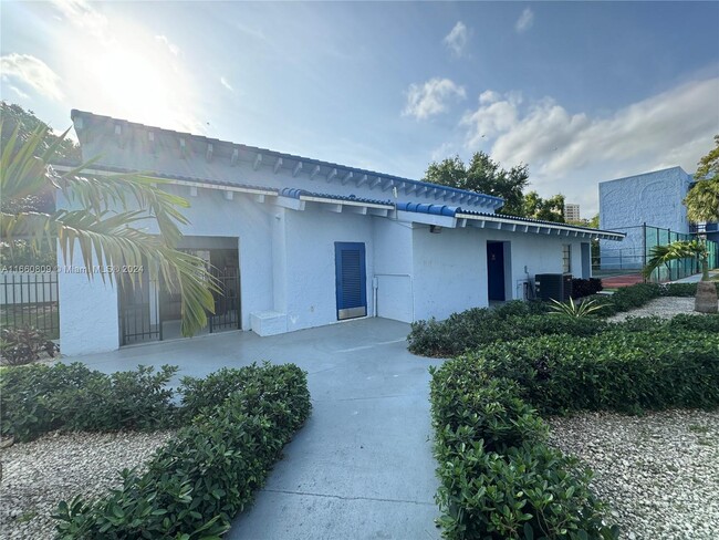 Building Photo - 9440 Fontainebleau Blvd