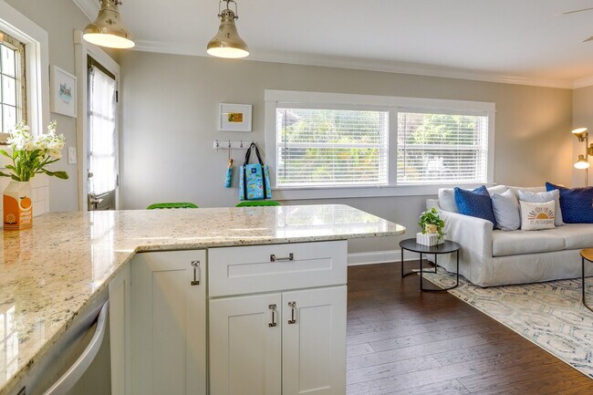 Building Photo - 202 10th Ave NE