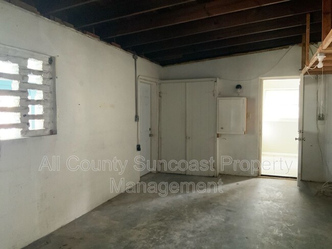 Building Photo - 2211 Edythe Dr