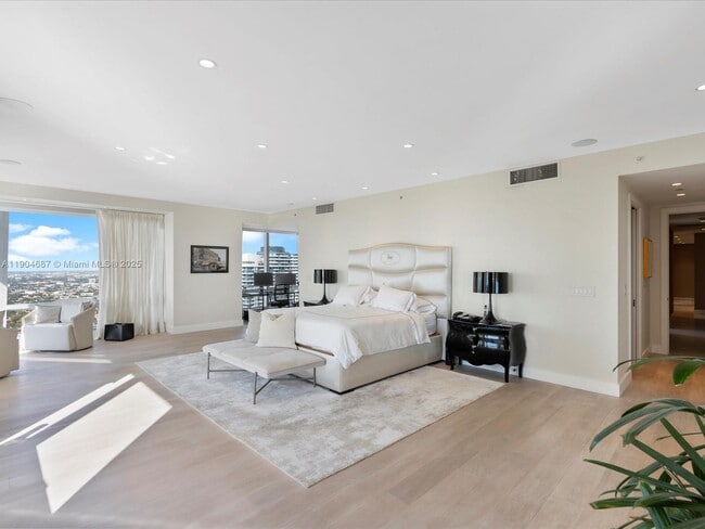 Building Photo - 1425 Brickell Ave