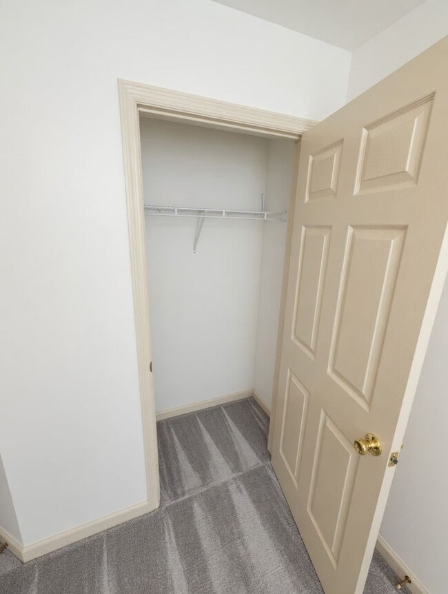 Building Photo - Spacious and beautiful Hendersonville home