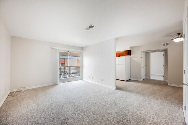 Building Photo - Beautiful 1 bedroom condo Resort style guard gated community