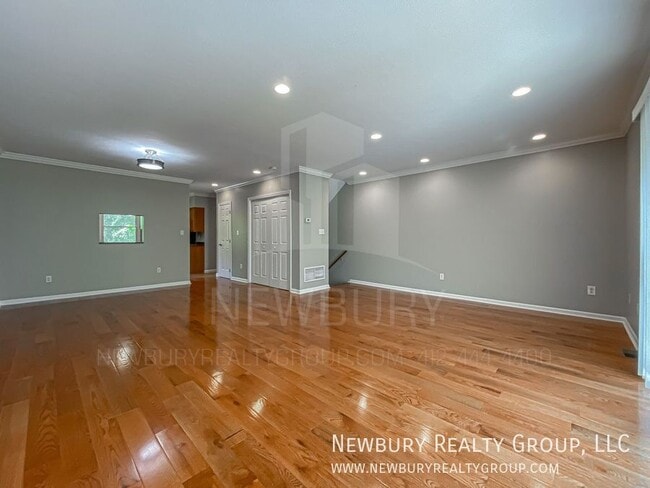 Building Photo - 135 Banksville Pl