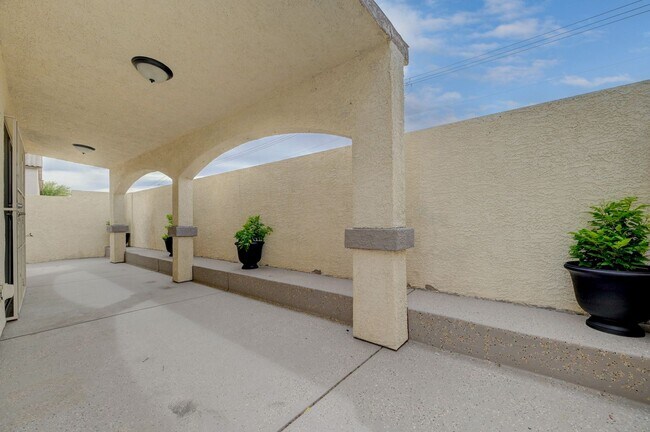 Building Photo - Beautiful 3BR Toscana Home