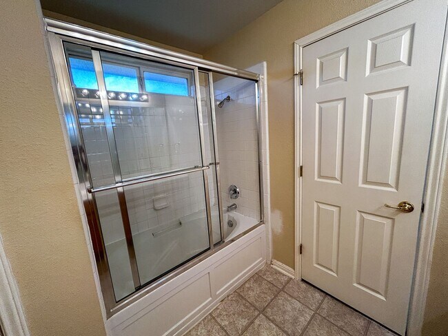 Building Photo - Rare 5 Bedroom in Crystal Knoll Georgetown