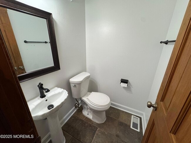 Building Photo - 156 Primrose Ln