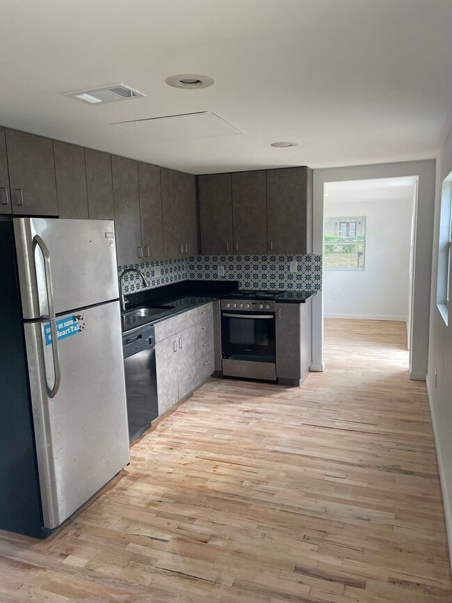 Building Photo - 1319 Francis Ave