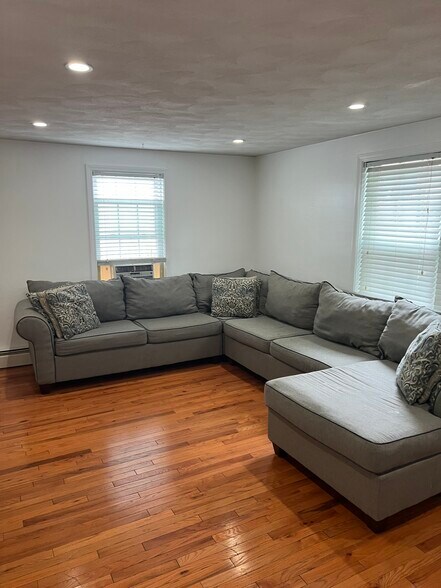 Building Photo - 64 Sterling St