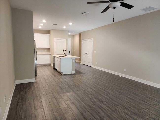 Building Photo - 1817 Party Pl