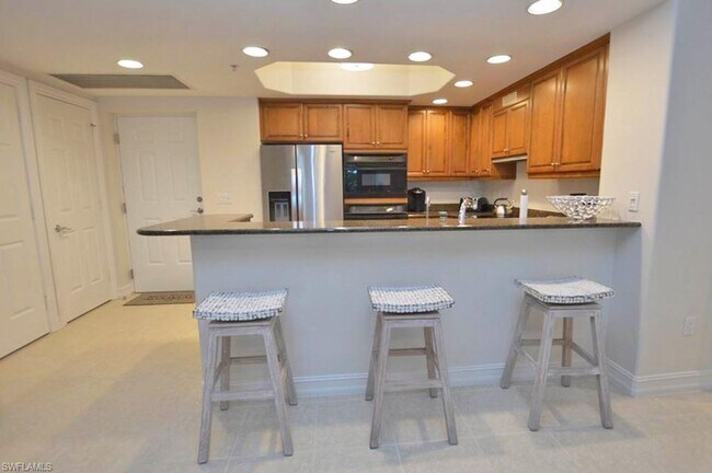 Building Photo - Beautifully decorated split 2/2 in stunnin...