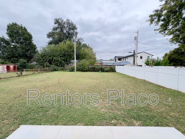 Building Photo - 208 E 45th Pl