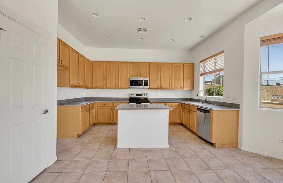 Building Photo - 9639 E Lobo Ave