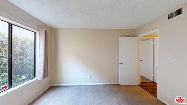 Building Photo - 15215 Magnolia Blvd