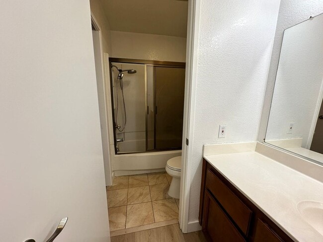 Building Photo - Cozy Beautiful Townhouse for Rent