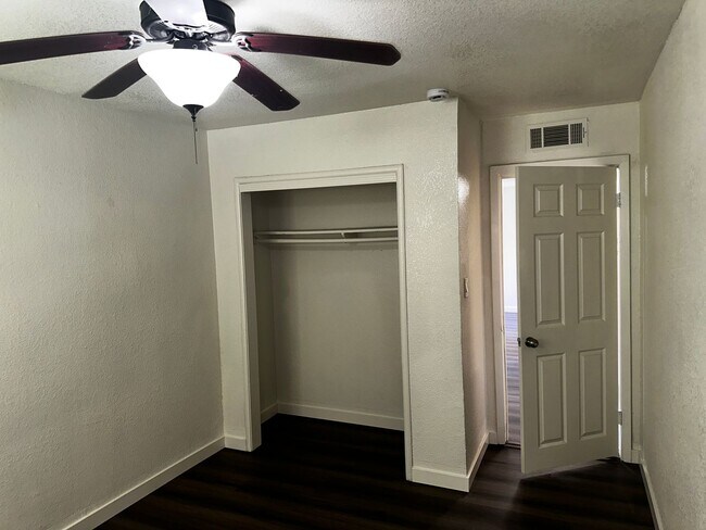 Building Photo - 2 bed 1 bath with attached garage