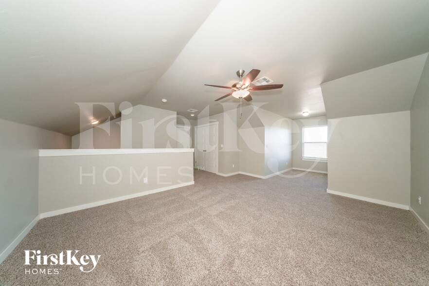 Building Photo - 2020 Sara Vista Dr