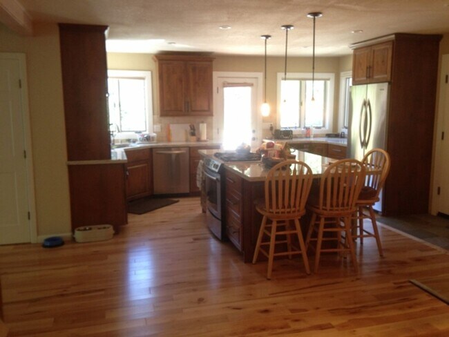 Building Photo - Quiet family home