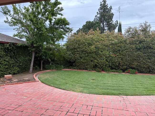 Building Photo - Beautiful 3 bedroom/1.5 bath Home in S. Land Park