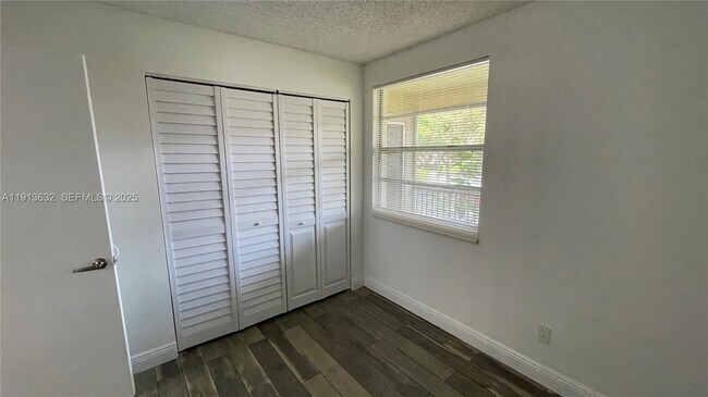 Building Photo - 1247 SW 46th Ave