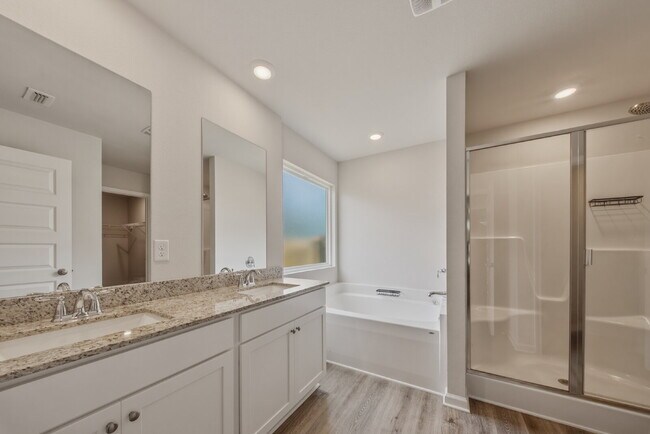 Building Photo - Huge 4 bedroom 2 bathroom home in Southwood