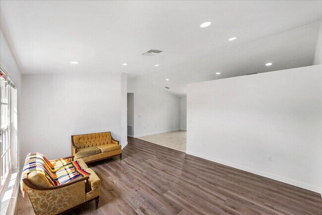 Building Photo - 2175 SE Heathwood Cir