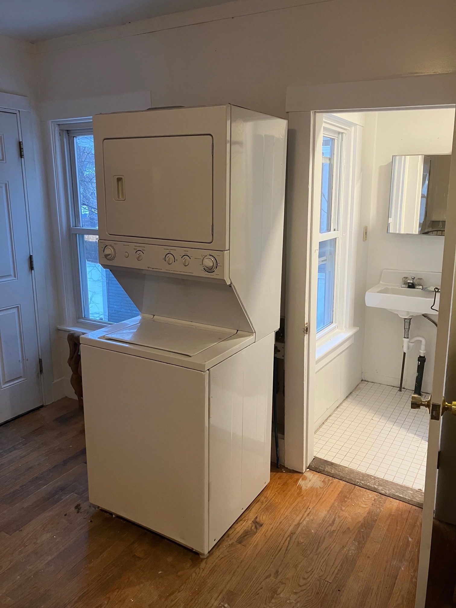 Washer/dryer - 186 Roxbury St