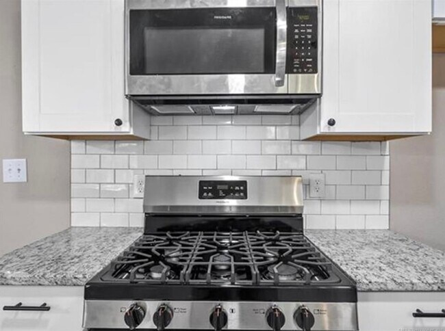 Building Photo - Beautiful Renovated 3 Bedroom Ready Late May