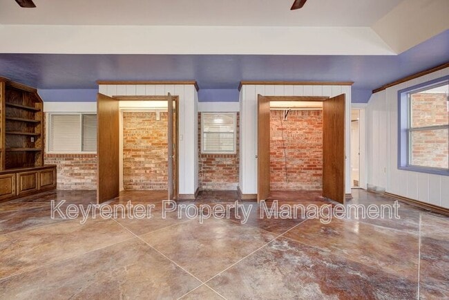 Building Photo - 314 N Lakeside Terrace