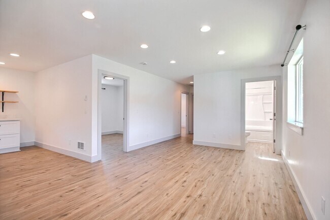 Building Photo - Beautiful 2 Bedroom 2.5 Bath Home In Everett!