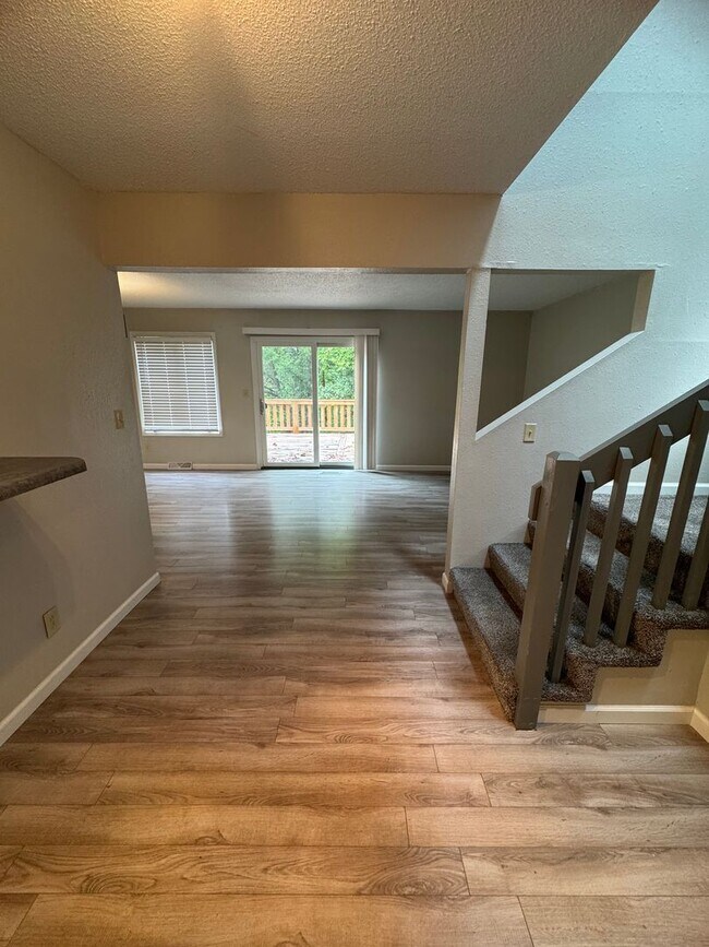 Building Photo - 4 bed 3.5 bath duplex