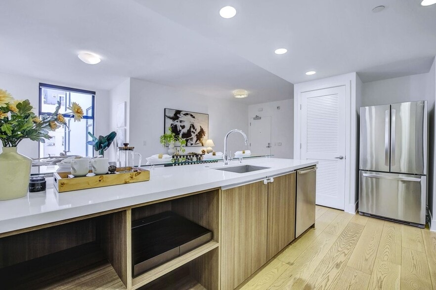 Building Photo - 1080 Sutter St