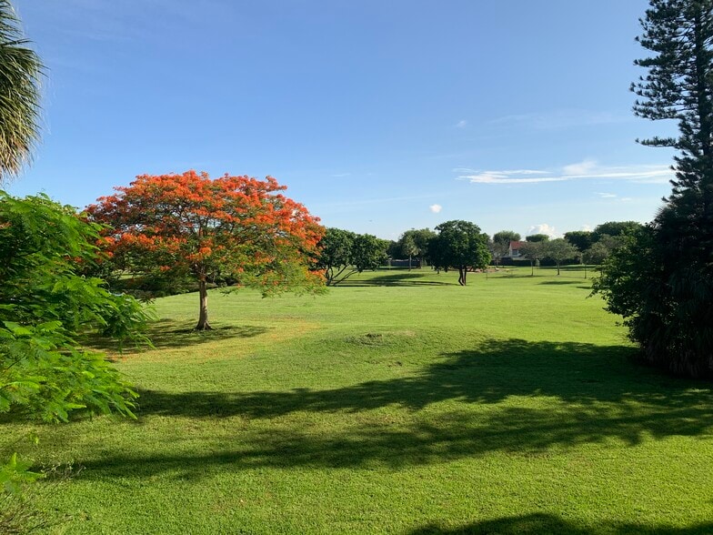 Golf court View - 281 W Park Dr