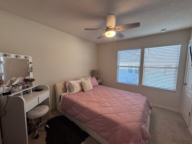 Building Photo - Spacious Townhome in Oakleaf Plantation