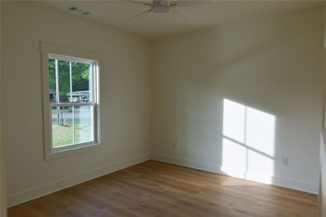 Building Photo - 1070 Moreland Dr