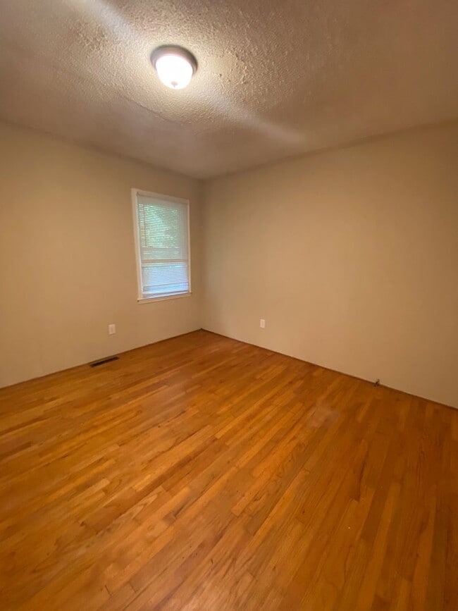 Building Photo - 106 Cantrell Dr
